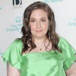 ¡Celebrando el verano!  Lena Dunham muestra cuerpo de bikini en varios trajes de baño