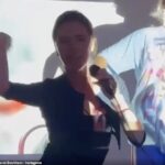 ¡Cantarlo!  Victoria Beckham volvió a sus raíces de Posh Spice el sábado mientras actuaba durante una sesión de karaoke durante unas vacaciones familiares en Francia.