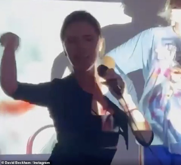 ¡Cantarlo!  Victoria Beckham volvió a sus raíces de Posh Spice el sábado mientras actuaba durante una sesión de karaoke durante unas vacaciones familiares en Francia.