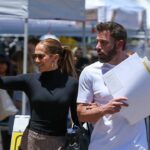 ¿Cómo es que Jennifer Lopez usa un jersey de cuello alto negro en julio?