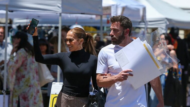 ¿Cómo es que Jennifer Lopez usa un jersey de cuello alto negro en julio?