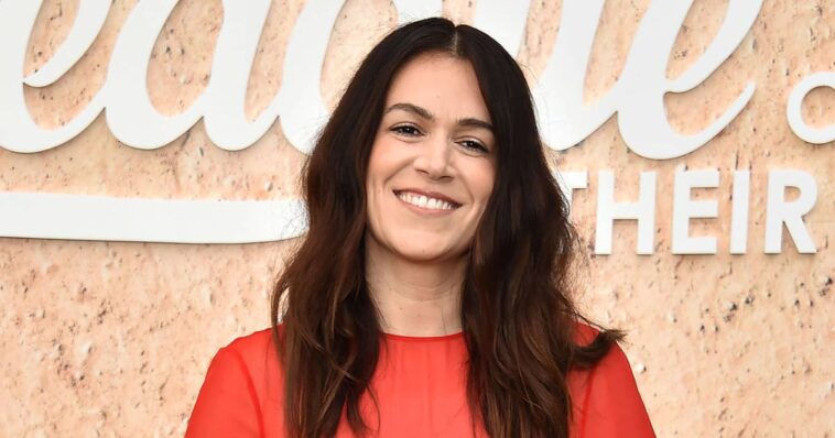 Abbi Jacobson se burla de la temporada 2 de 'A League of Their Own'