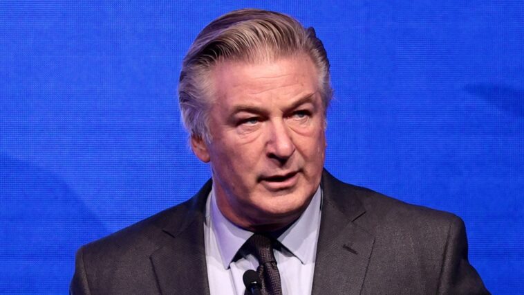 Alec Baldwin reitera que no cree que lo acusarán de una investigación de tiroteo de 'óxido' basada en los hallazgos de un investigador privado