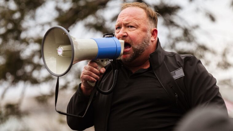 Alex Jones amonestado por el juez en el juicio de Sandy Hook por no ser sincero bajo juramento