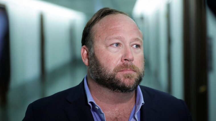 Alex Jones ordenó pagar $ 49.3 millones por mentiras de Sandy Hook