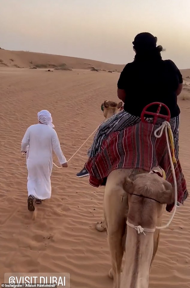 ¡Es cruel y les causa un sufrimiento tremendo!  Alison Hammond ha sido criticada por el grupo de derechos de los animales PETA después de montar un camello 'agotado' en publicaciones desde Dubai el sábado.