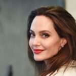 Angelina Jolie haciendo el tobogán eléctrico en un evento universitario es la mejor mamá orgullosa