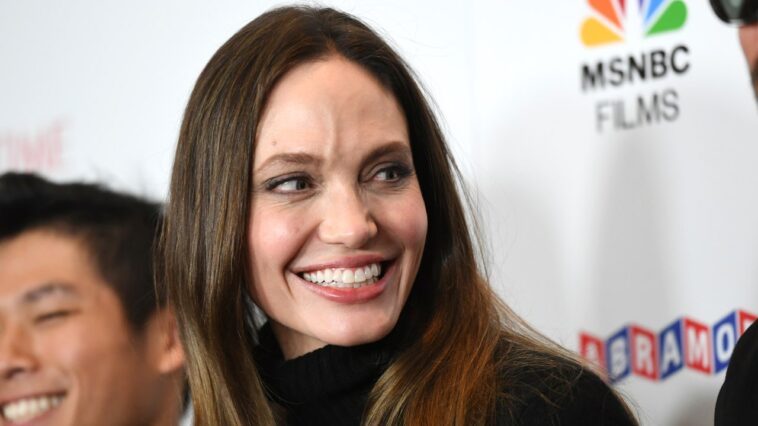 Angelina Jolie y su hija Vivienne posaron en el backstage de Dear Evan Hansen