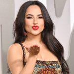 Becky G usa un vestido de cartas de tarot con recortes hasta los muslos en los MTV VMA