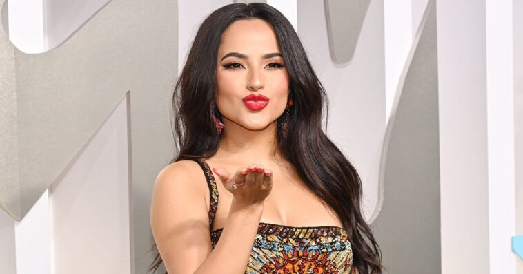 Becky G usa un vestido de cartas de tarot con recortes hasta los muslos en los MTV VMA