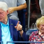 Bill Clinton conversa con la terapeuta sexual Dra. Ruth en el partido del US Open de Serena Williams