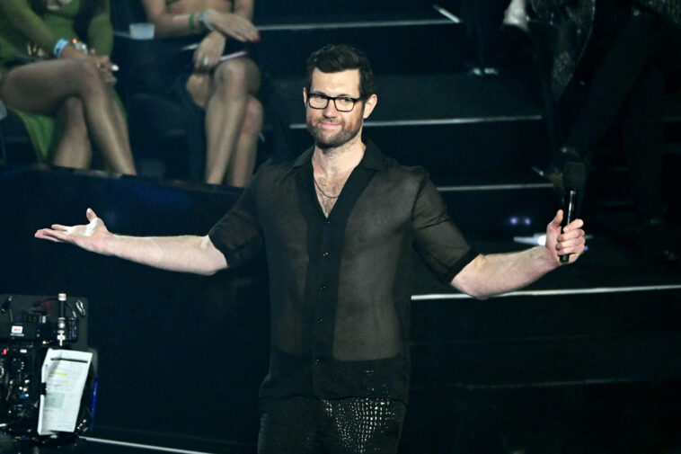 Billy Eichner arrastra a Clarence Thomas y 'Todos los homófobos en la Corte Suprema' en los VMA 2022