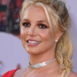 Britney Spears realiza algunos movimientos de baile serios con un tanga rojo y tacones