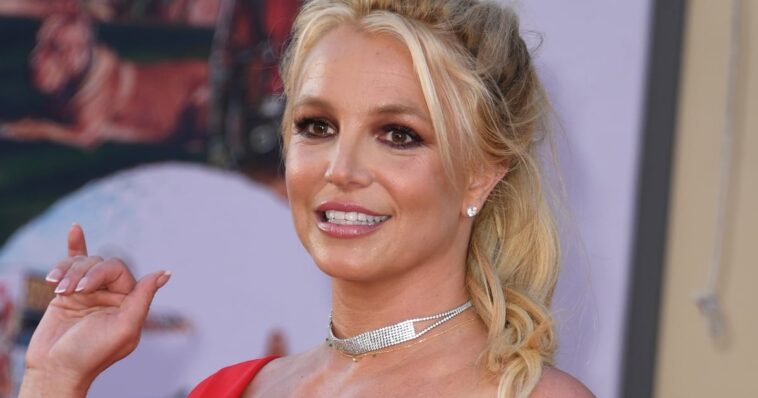 Britney Spears realiza algunos movimientos de baile serios con un tanga rojo y tacones