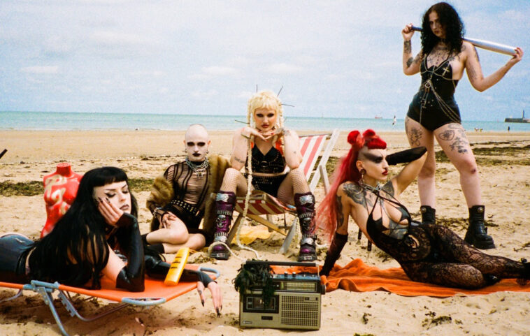 Cassyette se dirige a la playa en el nuevo video de 'Sad Girl Summer'