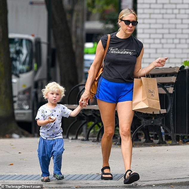 Chloe Sevigny, de 47 años, muestra su figura en forma mientras sale con su hijo Vanja, de dos años, en la ciudad de Nueva York.