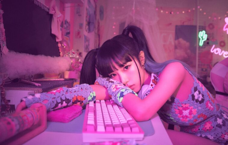 Choi Yena saca a relucir su lado gamer en el nuevo video musical de 'Smartphone'