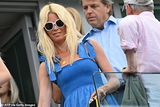 Día fuera: Claudia Schiffer se tomó un descanso de su apretada agenda el domingo para ver al Chelsea enfrentarse al Tottenham Hotspur en Stamford Bridge en Londres.