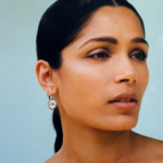 Consigue el estilo de maquillaje de verano minimalista de Freida Pinto en 5 sencillos pasos