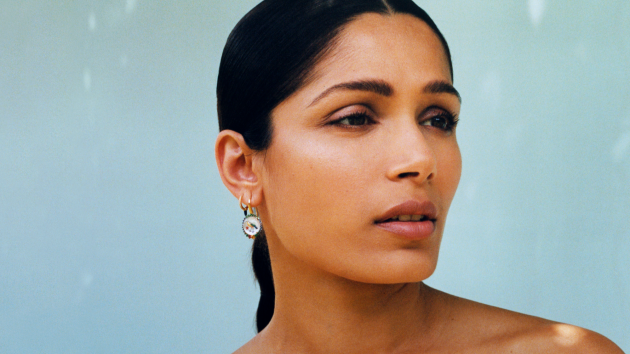 Consigue el estilo de maquillaje de verano minimalista de Freida Pinto en 5 sencillos pasos