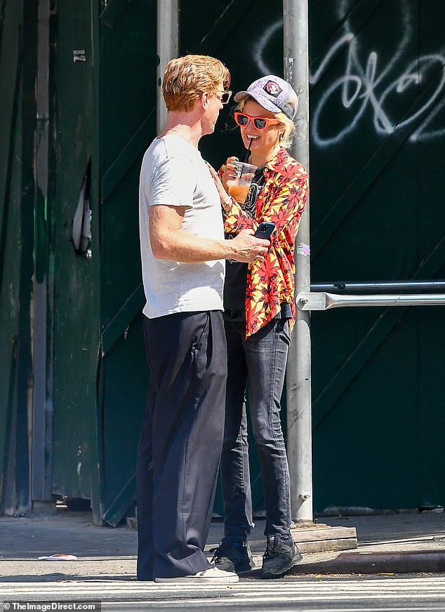 Romance: Damian Lewis hizo una exhibición acogedora con su nueva novia Alison Mosshart cuando salieron a Nueva York el viernes
