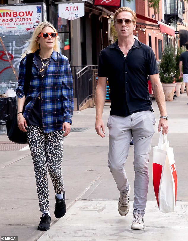 Saliendo: Damian Lewis hizo una rara aparición con su nueva novia Alison Mosshart en la ciudad de Nueva York el jueves, poco más de un mes después de confirmar su relación.