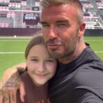 Dúo: David Beckham lució cada centímetro del padre cariñoso el domingo cuando compartió un dulce clip de su hija Harper mostrando sus habilidades futbolísticas antes de animar a las Leonas de Inglaterra.