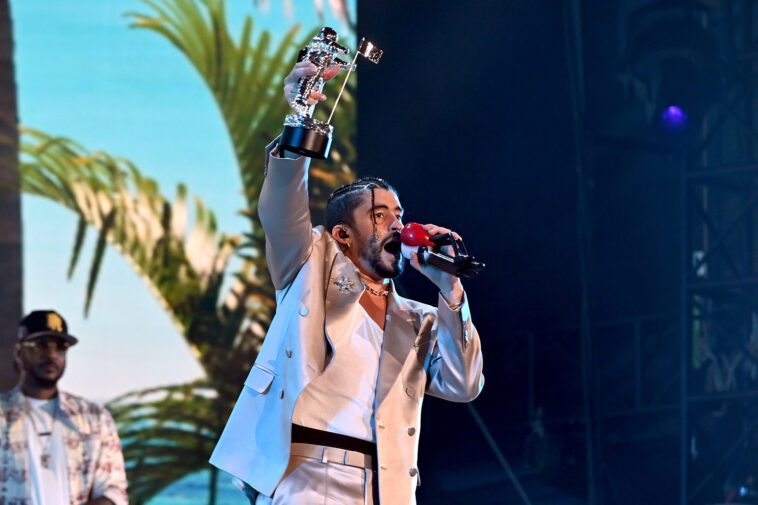 'De Puerto Rico, Para el Mundo Entero:' Bad Bunny nombrado Artista del Año en los VMA tras presentarse en el Yankee Stadium