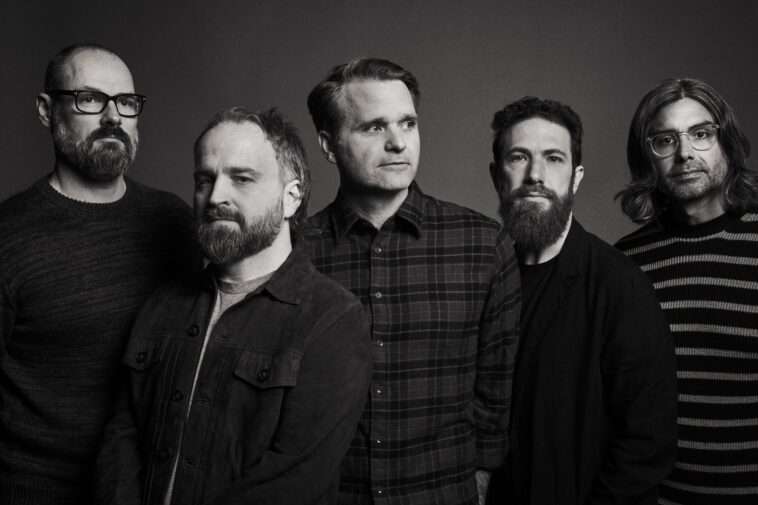 Death Cab for Cutie Explora lo existencial en 'Foxglove Through the Clearcut'