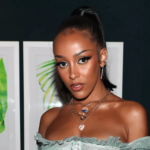 Después de afeitarse la cabeza, Doja Cat afirmó que ahora puede realizar ejercicios muy difíciles