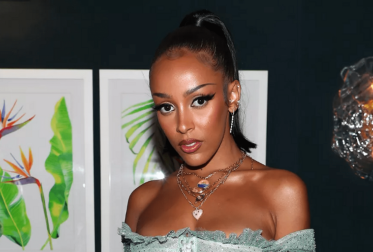 Después de afeitarse la cabeza, Doja Cat afirmó que ahora puede realizar ejercicios muy difíciles