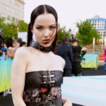 Dove Cameron usó un cinturón de cuero como top en los VMA 2022