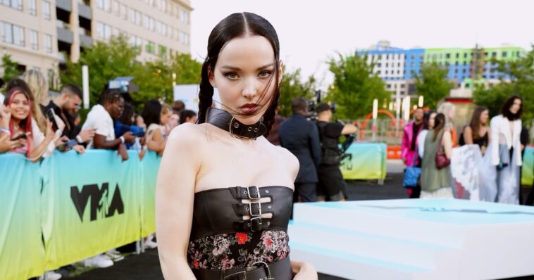 Dove Cameron usó un cinturón de cuero como top en los VMA 2022