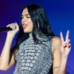 Dua Lipa celebra su cumpleaños número 27 con un sujetador de cristal y plataformas altísimas