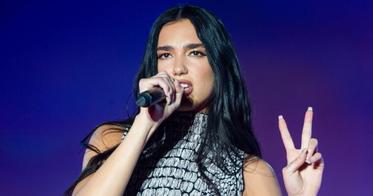 El atuendo transparente y recortado de Mugler de Dua Lipa está dando energía al traje de cumpleaños