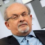 El autor Salman Rushdie atacado en el escenario de una conferencia en Nueva York