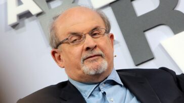 El autor Salman Rushdie atacado en el escenario de una conferencia en Nueva York