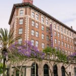 El histórico hotel Culver de Los Ángeles acaba de reabrir después de una renovación elegante de inspiración europea