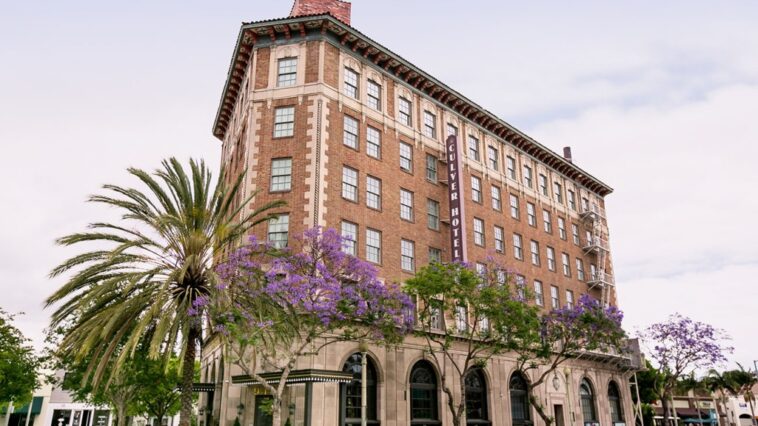 El histórico hotel Culver de Los Ángeles acaba de reabrir después de una renovación elegante de inspiración europea