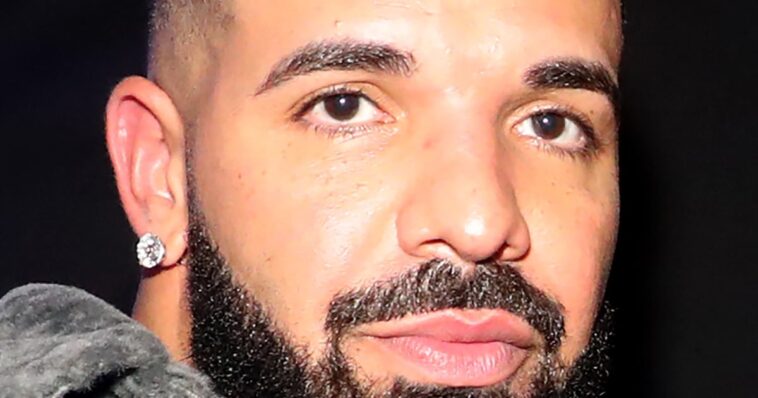 El nuevo tatuaje facial de Drake es para todos los niños orgullosos de mamá