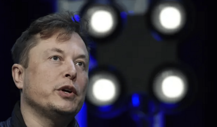 El padre de Elon Musk, Errol Musk, no está contento con su hijo