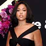 El vestido ajustado estampado de Jordyn Woods viene con una abertura lateral sensual