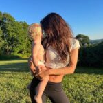 Abrazos: Emily Ratajkowski disfrutó de un día bajo el sol con su hijo Sylvester, en una serie de instantáneas compartidas en Instagram el domingo.