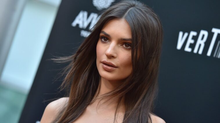 Emily Ratajkowski se cortó el pelo y filmó todo