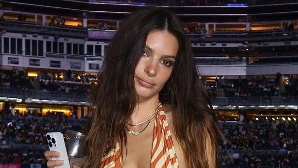 Emily Ratajkowski usó su propio traje de baño para el concierto de Bad Bunny