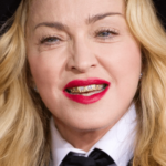 En 'The Tonight Show', Madonna hizo alarde de sus nuevas parrillas de cumpleaños