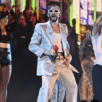 En el escenario de los MTV VMA 2022, Bad Bunny besa a un chico bailarín de respaldo