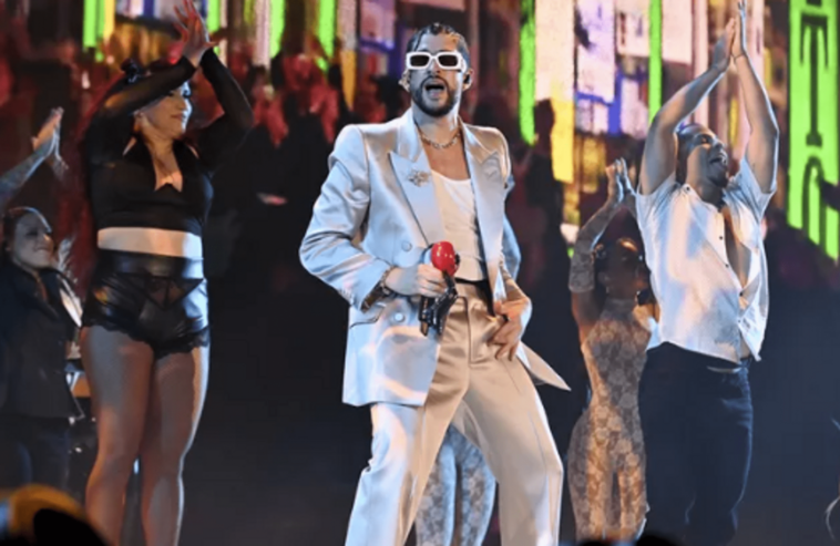 En el escenario de los MTV VMA 2022, Bad Bunny besa a un chico bailarín de respaldo