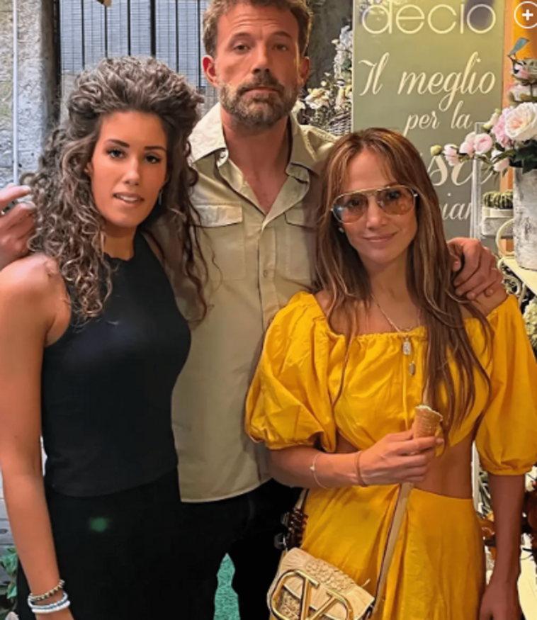 En la ciudad de Menaggio, Jennifer Lopez y Ben Affleck visitaron una tienda de artículos para el hogar para hacer algunas compras