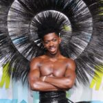 En "¿Cómo está tu cabeza?" News, Lil Nas X revela que su look en los VMA es realmente pesado